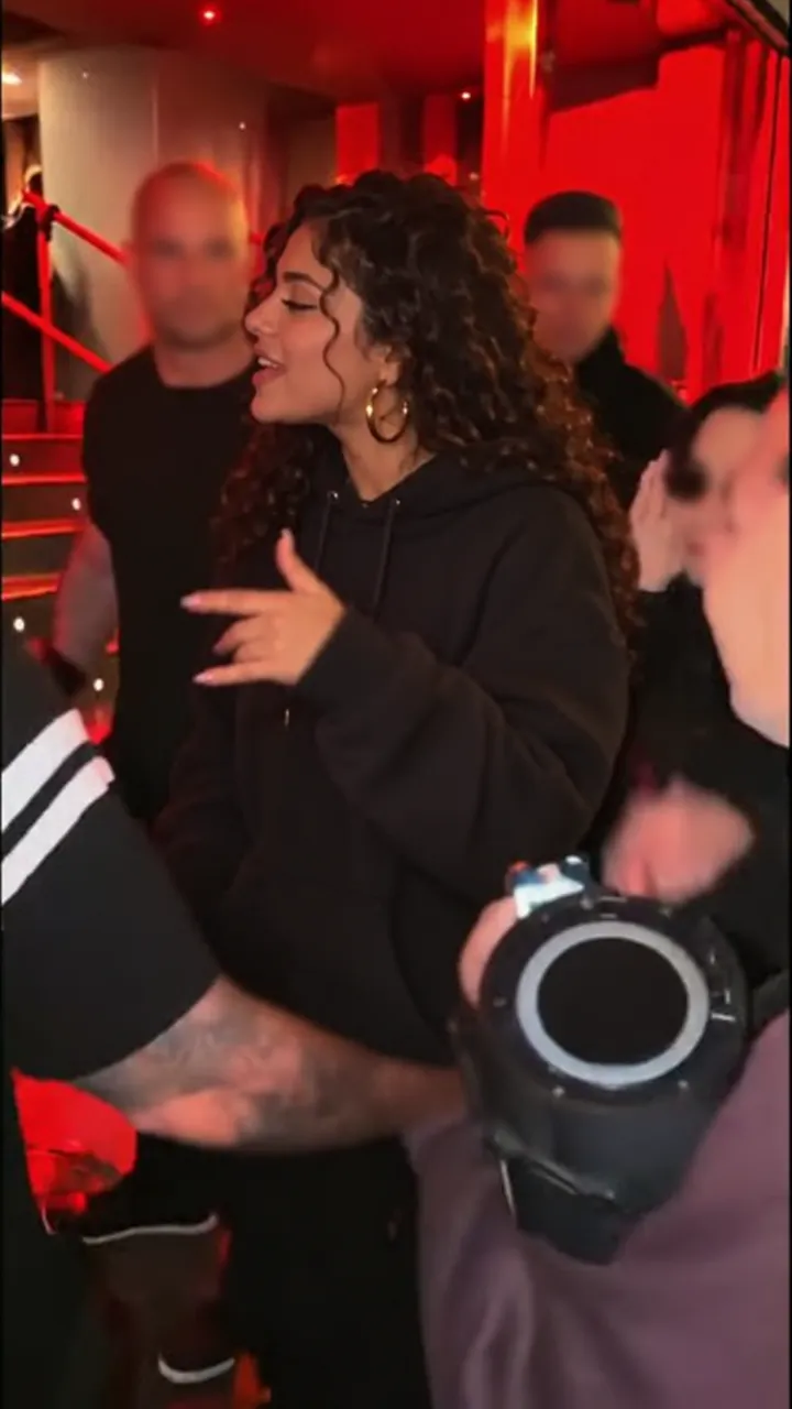 Esempio 1 del template del freestyle di Bulin 47 AI: un'altra persona nella scena con le luci rosse