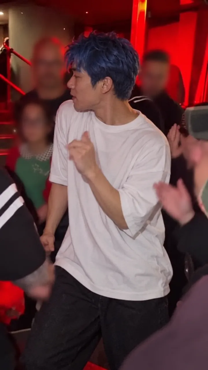 Exemplo 18 do template do freestyle Bulin 47 AI: outra pessoa na cena com luzes vermelhas