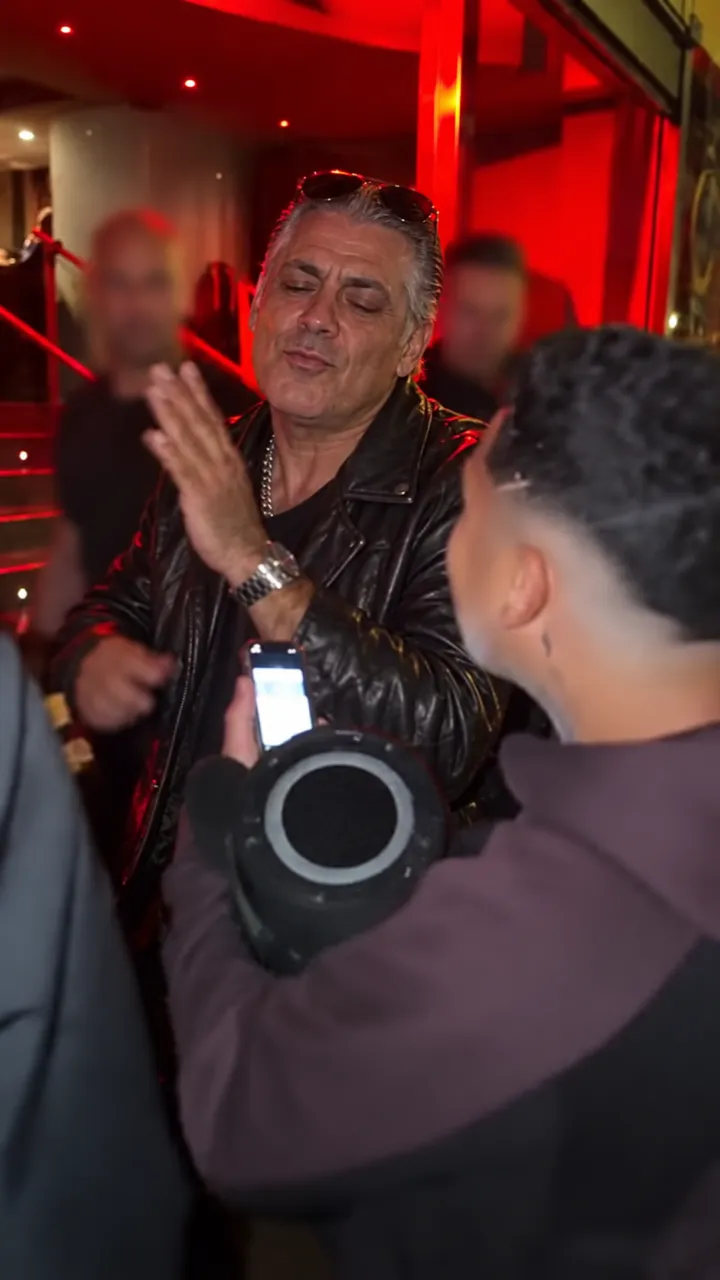 Exemplo 20 do template do freestyle Bulin 47 AI: outra pessoa na cena com luzes vermelhas