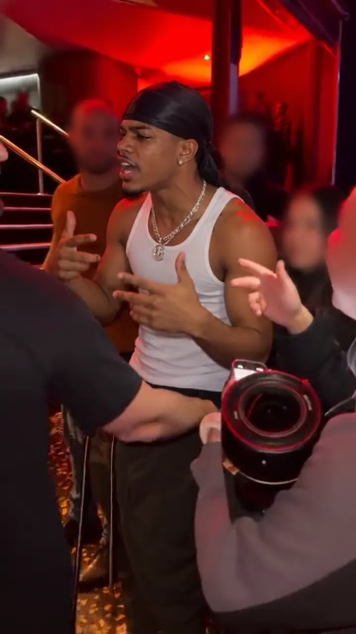 Exemplo 21 do template do freestyle Bulin 47 AI: outra pessoa na cena com luzes vermelhas